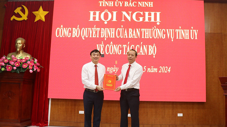 Đồng chí Phó Bí thư Thường trực Tỉnh ủy Bắc Ninh trao Quyết định phân công, điều động Trưởng ban Tuyên giáo Tỉnh ủy.