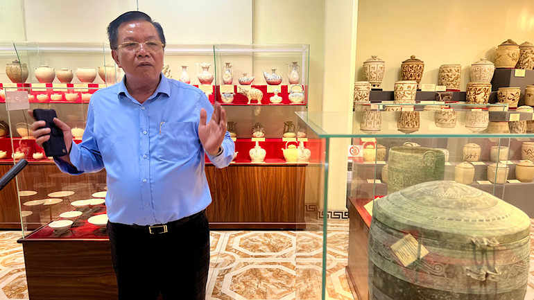 Ông Nguyễn Thế Hồng tại Bảo tàng Hoàng gia Nam Hồng.