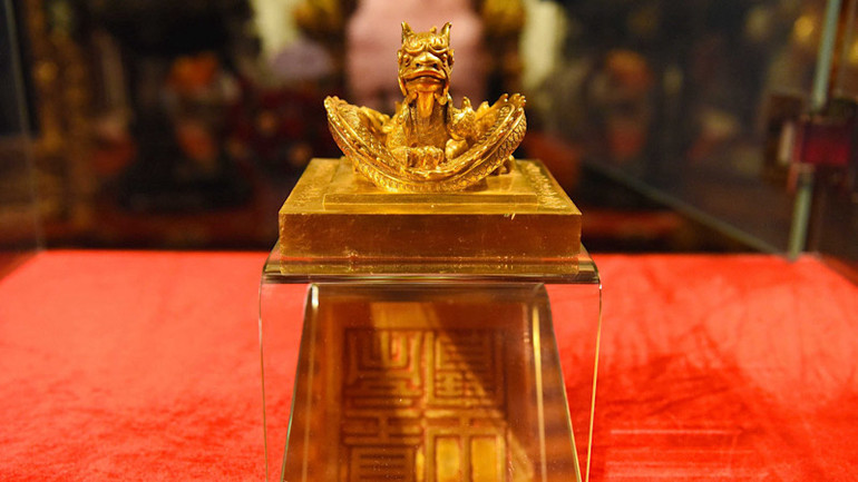 Ấn vàng Hoàng đế chi bảo.