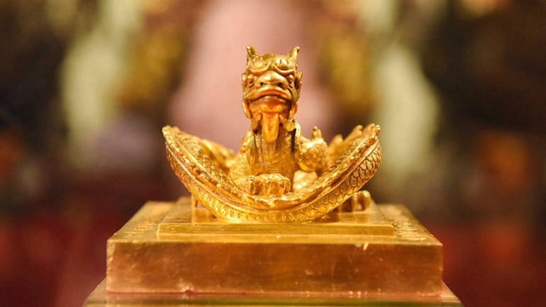 Đầu rồng ngẩng cao, trên trán rồng có chữ Vương.