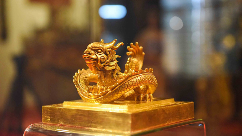 Núm ấn hình rồng cuốn hai tầng.