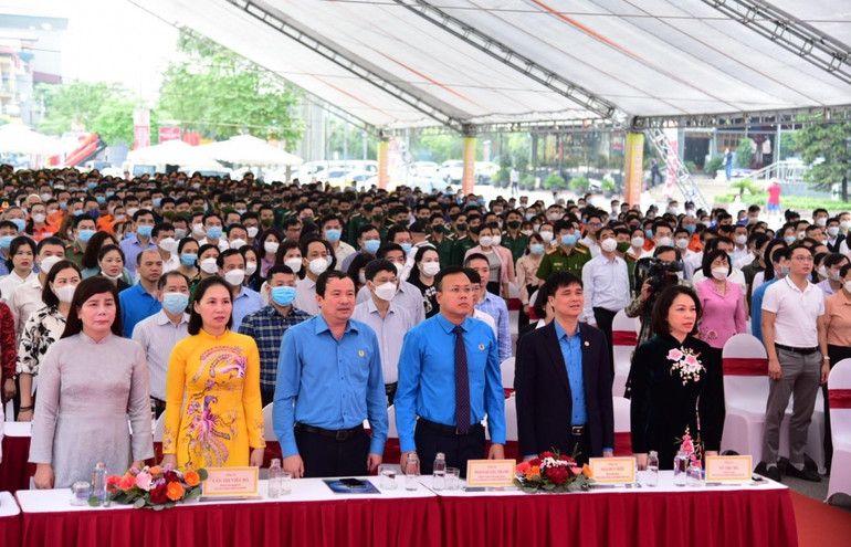 Các đại biểu tham dự nghi lễ chào cờ.