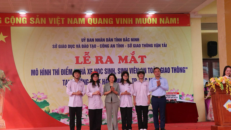 Ra mắt mô hình thí điểm "Nhà xe học sinh, sinh viên an toàn giao thông" tại trường Trung học Phổ thông Hàn Thuyên.