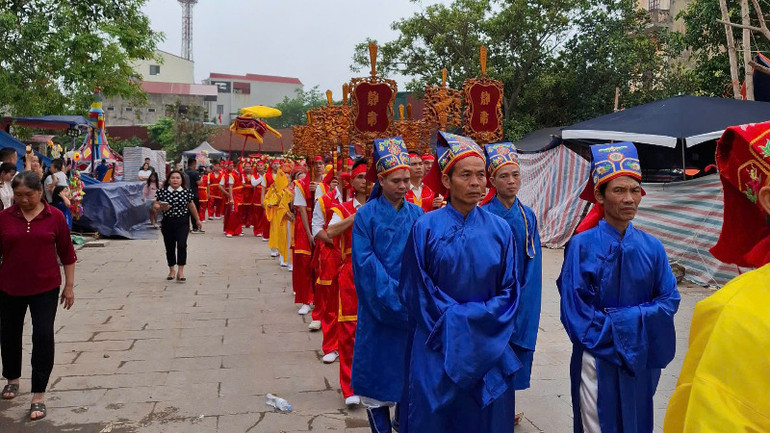 Người dân thực hiện các nghi lễ rước.