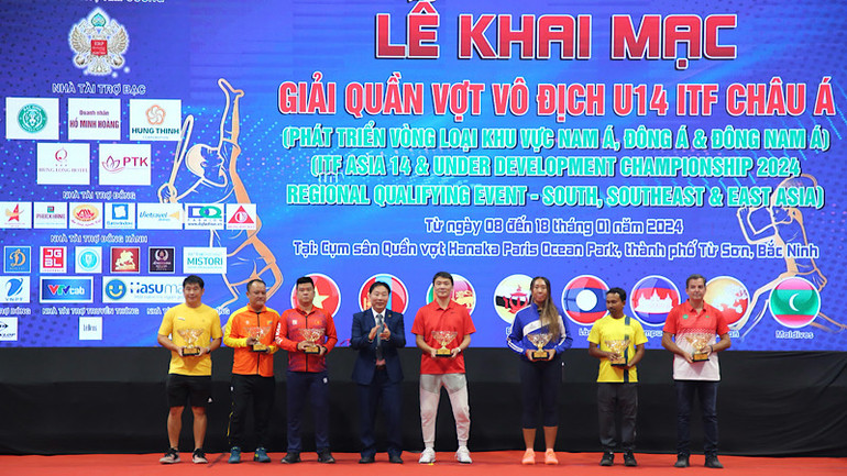 Các đội nhận Kỷ niệm chương từ Ban tổ chức.