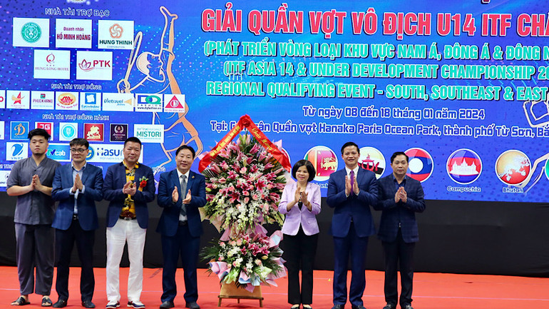 Lãnh đạo tỉnh Bắc Ninh tặng hoa, chúc mừng giải đấu thành công.