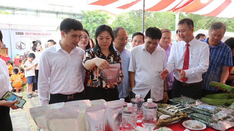 Các đại biểu, người tiêu dùng tham quan, lựa chọn sản phẩm bán tại Chợ phiên.