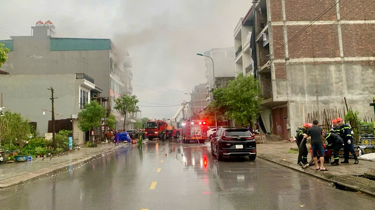 Các lực lượng chức năng nhanh chóng dập tắt đám cháy.