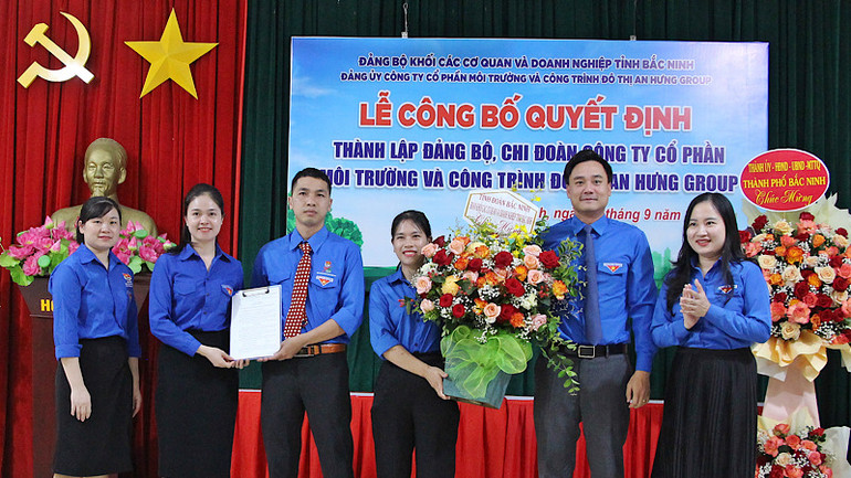 Tỉnh đoàn và Đoàn Khối các Cơ quan và Doanh nghiệp tỉnh trao Quyết định, tặng hoa chúc mừng Chi đoàn công ty