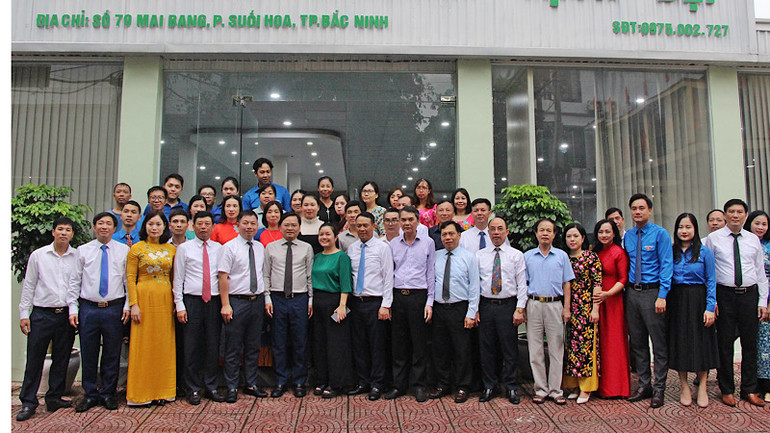 Các đồng chí lãnh đạo tỉnh chụp ảnh cùng cán bộ, đảng viên tại Đảng bộ công ty.