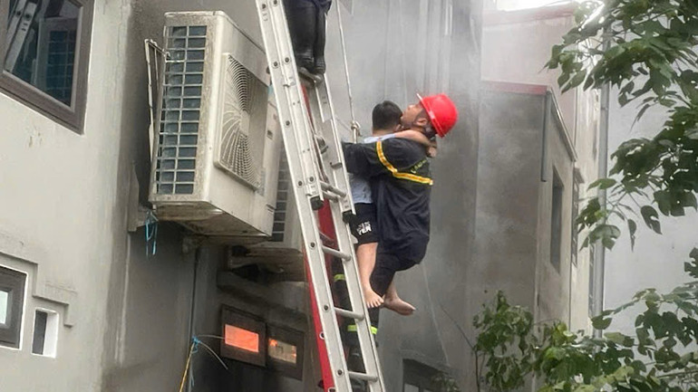 Giải cứu thành công cháu nhỏ khỏi đám cháy.