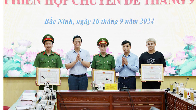 Các đồng chí lãnh đạo tỉnh Bắc Ninh tặng Bằng khen cho các tập thể, cá nhân xuất sắc trong công tác chữa cháy và cứu người, cứu tài sản trong vụ cháy rạng sáng 10/9.