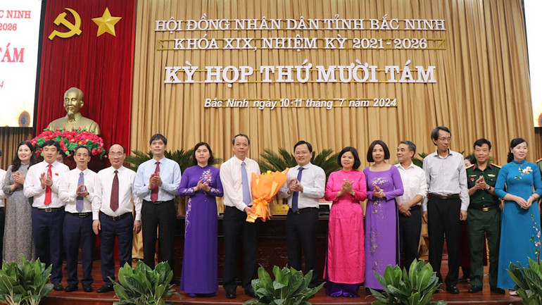 Lãnh đạo tỉnh Bắc Ninh tặng hoa, chụp ảnh kỷ niệm cùng đồng chí Nguyễn Quốc Chung. Lãnh đạo tỉnh Bắc Ninh tặng hoa, chụp ảnh kỷ niệm cùng đồng chí Nguyễn Quốc Chung.