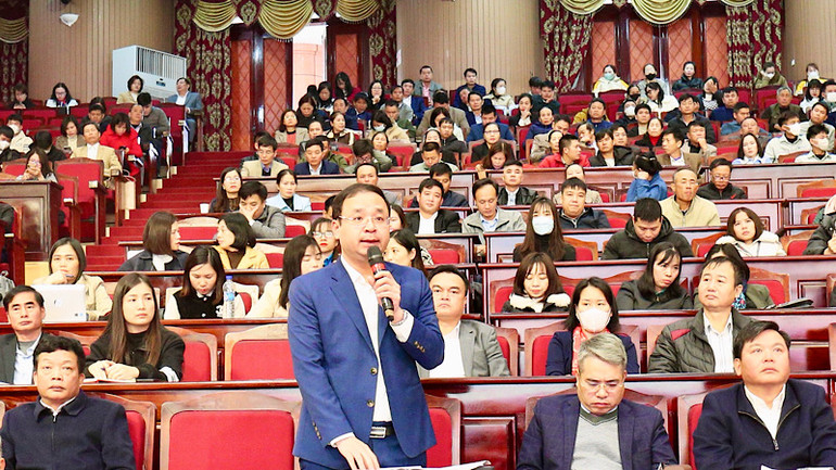 Giám đốc Sở Giáo dục và Đào tạo Bắc Ninh trả lời tại buổi đối thoại. Giám đốc Sở Giáo dục và Đào tạo Bắc Ninh trả lời tại buổi đối thoại.