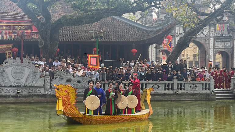 Những làn điệu dân ca quan họ được các liền anh, liền chị gửi tặng các vị khách quý.