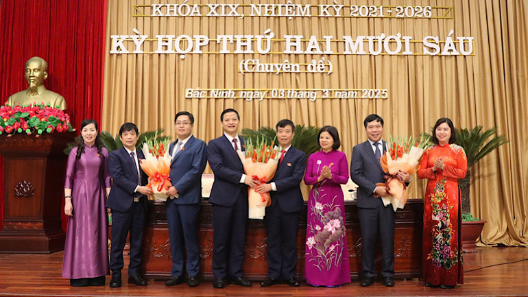 Lãnh đạo tỉnh tặng hoa các đồng chí thôi làm nhiệm vụ đại biểu Hội đồng nhân dân tỉnh khóa 19, nhiệm kỳ 2021-2026 và miễn nhiệm thành viên Ủy ban nhân dân tỉnh.