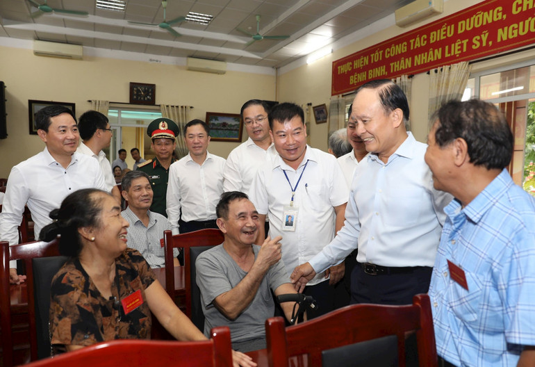 Đồng chí Nguyễn Ngọc Tuấn thăm hỏi, động viên người có công đang điều dưỡng tại Trung tâm.