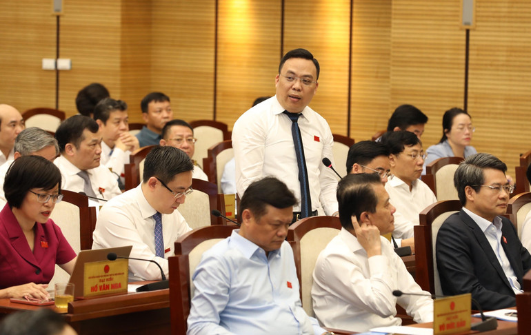 Đại biểu Hội đồng nhân dân thành phố đặt câu hỏi chất vấn. (Ảnh: DUY LINH) Đại biểu Hội đồng nhân dân thành phố đặt câu hỏi chất vấn. (Ảnh: DUY LINH)