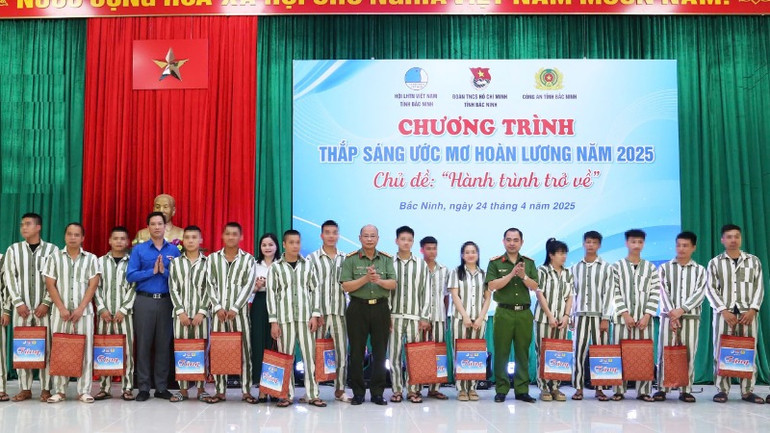 Ban tổ chức tặng quà các phạm nhân thanh niên cải tạo tốt.