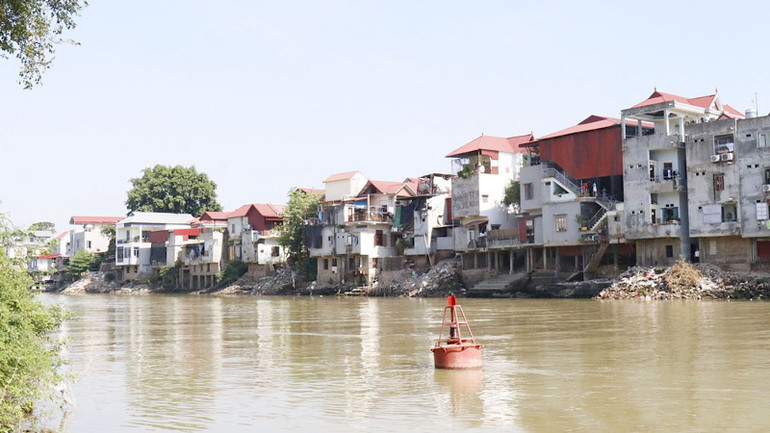 Bờ tả điểm sạt lở đê Hữu Cầu là khu dân cư thuộc huyện Việt Yên, tỉnh Bắc Giang.