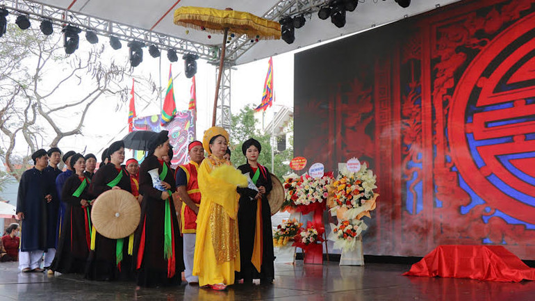 Màn tái hiện sự tích Vua Bà phát lệnh mở hội Xuân.