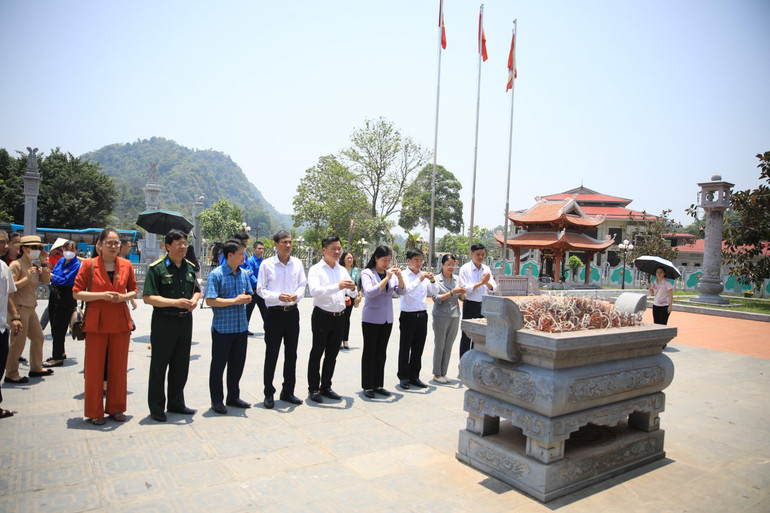 Đoàn công tác đến thăm, dâng hương tại Khu di tích quốc gia đặc biệt Tân Trào (tỉnh Tuyên Quang). Đoàn công tác đến thăm, dâng hương tại Khu di tích quốc gia đặc biệt Tân Trào (tỉnh Tuyên Quang).