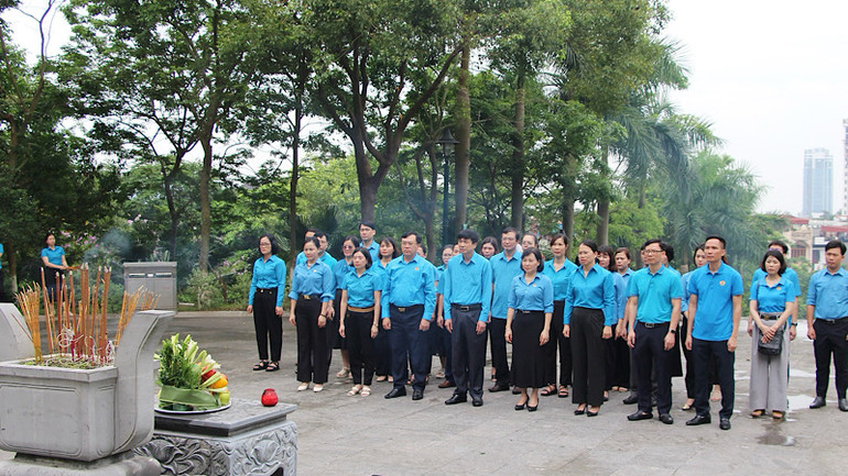 Đoàn cán bộ Liên đoàn Lao động tỉnh Bắc Ninh thành kính tưởng nhớ đồng chí Hoàng Quốc Việt.