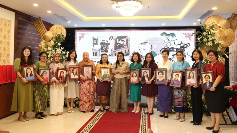 Bức chân dung do các trẻ em khuyết tật tự làm từ vải vụn tái chế, thân thiện với môi trường được Phu nhân Lê Thị Bích Trân trao tặng các thành viên Nhóm Phụ nữ Cộng đồng ASEAN tại Hà Nội.