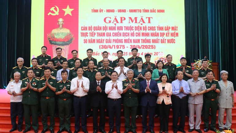 Các đại biểu chụp ảnh lưu niệm.