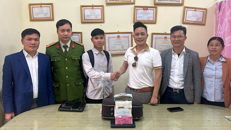 Nhặt được của rơi, trả người đánh mất là hành động đẹp, có sức lan tỏa trong cộng đồng. Nhặt được của rơi, trả người đánh mất là hành động đẹp, có sức lan tỏa trong cộng đồng.