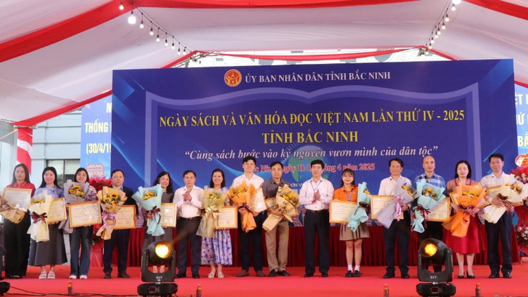 Biểu dương các đơn vị có có nhiều đóng góp trong việc xây dựng và phát triển văn hóa đọc.