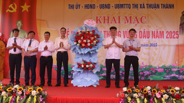 Đại diện Sở Văn hóa, Thể thao và Du lịch tỉnh Bắc Ninh chúc mừng lễ khai hội vùng Dâu năm 2025.