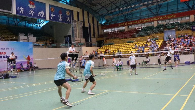 Các vận động viên thi đấu môn cầu lông.