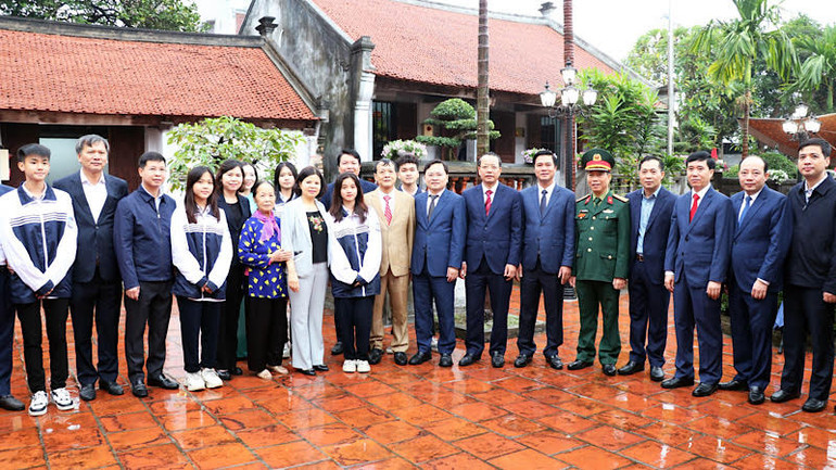 Đoàn chụp ảnh lưu niệm với thân nhân gia đình đồng chí Ngô Gia Tự và các em học sinh trên địa bàn.