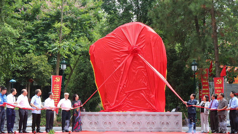 Các đại biểu cắt băng khánh thành công trình Bia ghi dấu địa điểm thành lập Đảng bộ Đông Dương Cộng sản Đảng Bắc Ninh-Bắc Giang.