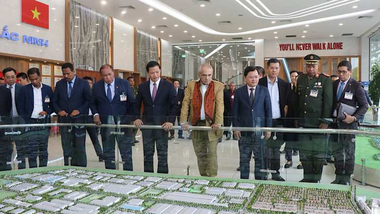 Tổng thống Timor Leste Jose Ramos-Horta tham quan sa bàn mô hình Khu công nghiệp VSIP Bắc Ninh.