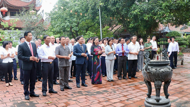 Các đại biểu dâng hương tại chùa Hồng Ân, núi Lim, huyện Tiên Du.