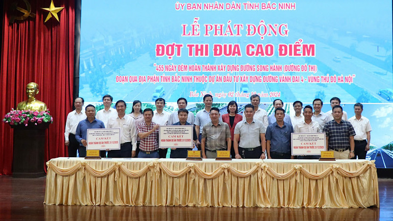 Các chủ đầu tư, nhà thầu ký cam kết thi đua. Các chủ đầu tư, nhà thầu ký cam kết thi đua.