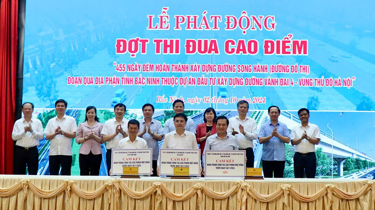 Lãnh đạo tỉnh chứng kiến các địa phương liên quan ký cam kết thi đua. Lãnh đạo tỉnh chứng kiến các địa phương liên quan ký cam kết thi đua.