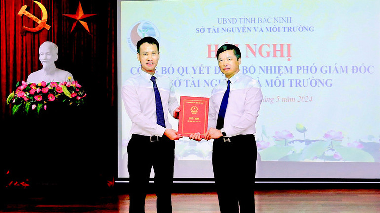 Phó Chủ tịch Ủy ban nhân dân tỉnh trao Quyết định bổ nhiệm Phó Giám đốc Sở Tài nguyên và Môi trường.