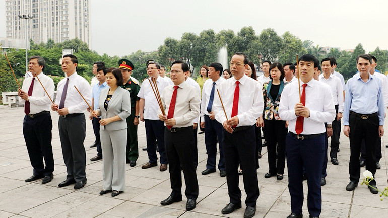 Các đại biểu dâng hương tưởng niệm các anh hùng liệt sĩ.