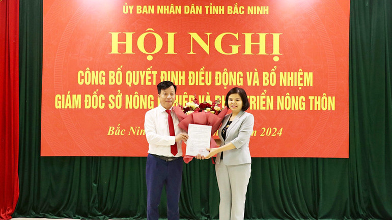 Chủ tịch Ủy ban nhân dân tỉnh Bắc Ninh trao Quyết định điều động, bổ nhiệm đồng chí Nguyễn Song Hà giữ chức Giám đốc Sở Nông nghiệp và Phát triển nông thôn.