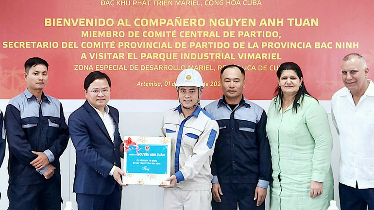 Bí thư Tỉnh ủy Bắc Ninh thăm, tặng quà các công nhân của Viglacera đang làm việc tại Khu công nghiệp Vimariel.