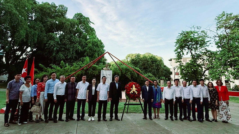 Đoàn công tác của tỉnh Bắc Ninh đến dâng hoa tại Công viên Hồ Chí Minh tại thủ đô La Habana.
