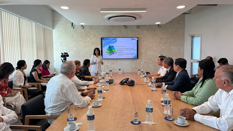 Đoàn công tác tỉnh Bắc Ninh nghe giới thiệu về Đặc khu phát triển Mariel.