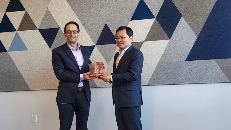 Bí thư Tỉnh ủy Nguyễn Anh Tuấn tặng lãnh đạo Tập đoàn Google sản phẩm làng nghề Bắc Ninh.