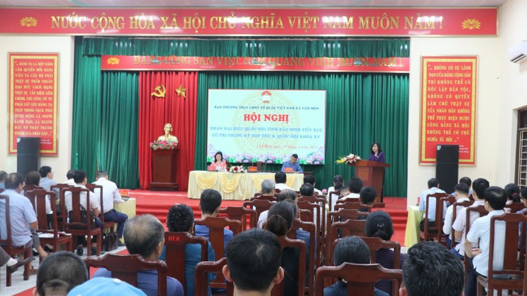 Đồng chí Đào Hồng Lan, Ủy viên Trung ương Đảng, Bộ trưởng Y tế tiếp xúc cử tri tại xã Văn Môn, huyện Yên Phong.