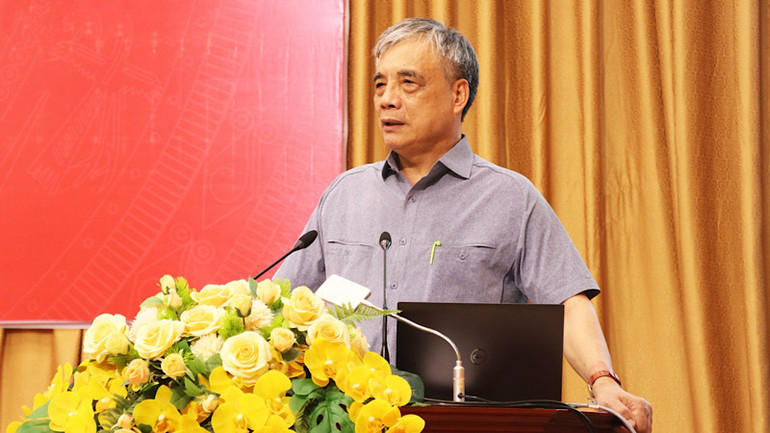 Phó Giáo sư, Tiến sĩ Trần Đình Thiên thông tin chuyên đề tại Hội nghị.