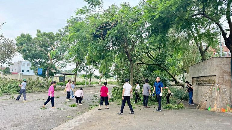 Trường Chuyên Bắc Ninh khẩn trương khắc phục thiệt hại sau bão để có thể trở lại trường.