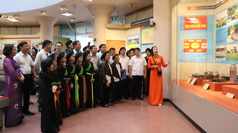 Các đại biểu tham quan các gian trưng bày.